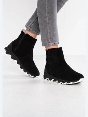 Sorel Women's Kinetic Boot Size 10 Waterproof Short Bootie Black Suede Sherpa